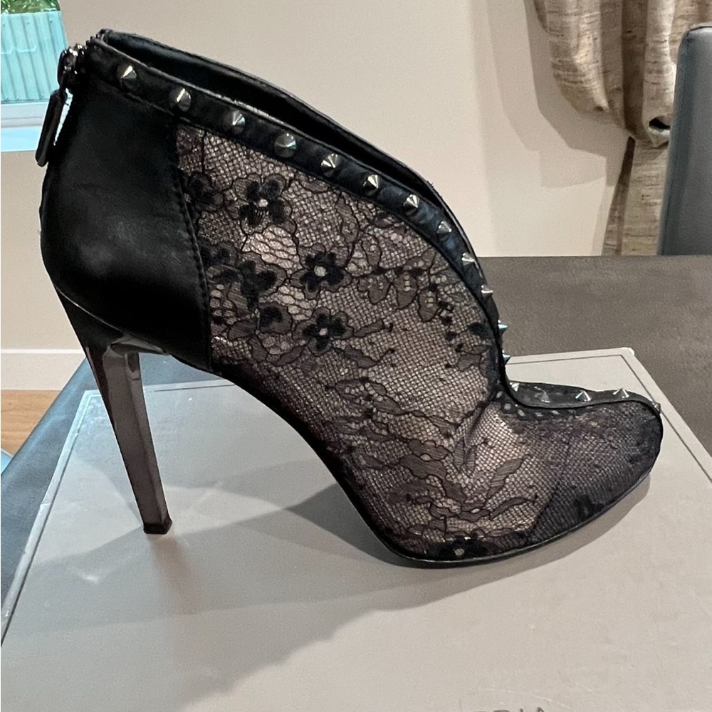 BCBG MAXAZRIA Bootie
Size 10 
Almost new, worn once